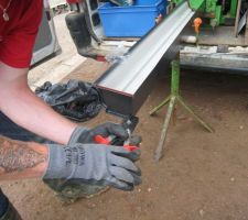 4- pose de l'extrémité de la gouttière et certissage à la pince