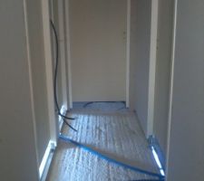 1ére porte à gauche chambre de la grande
2ème porte à gauche chambre de la petite
porte de face wc
porte de droite salle de bains