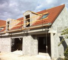 23/06 : Pose des tuiles, d'un velux et des gouttières coté jardin