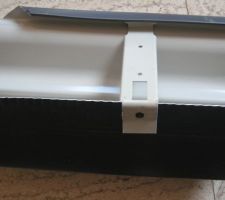 Le gros plan sur la gouttière fait apparaître le côté dentelé réalisé pae la machine pour des propriétés anti-vibrations