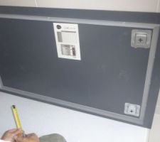 Notre salle de bain, v&eacute;rifiez les hauteurs des accroches &agrave; l'arri&egrave;re du miroir !