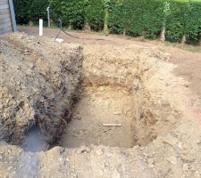 Le trou sous la terrasse qui recevra une cuve de 5000 litres pour l'eau de pluie