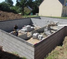 Jour 3 : montage des murs du vide sanitaire (1m80 dans notre cas)