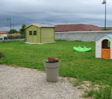 Vue sur le jardin et son abris.