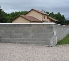 Pose des couvertines sur le mur et les murets