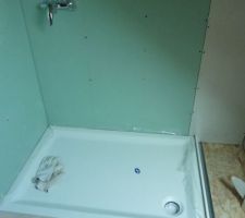 Mise en place de la plomberie de la douche à l'étage des enfants