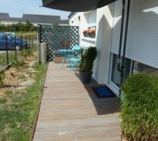 Installation de ma petite terrasse devant la baie <3 (récupéré de notre ancienne maison, les bois nous servaient de clostra ;) )
