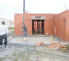 Le coulage de la dalle de la terrasse commence!