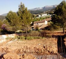 Les fondations avec une id&eacute;e de la vue d&eacute;gag&eacute;e, plein sud .