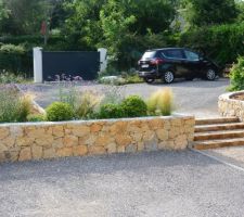 Deuxième mur-jardinière en pierre fait par notre terrassier.