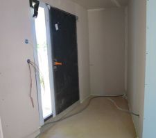 Espace entée ,au fond est prévu une penderie avec portes coulissantes