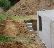 Entrée du vide sanitaire que l'on va transformer en cave. Il va falloir qu'on fasse travailler nos méninges