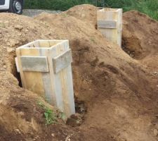 On a fait des coffrages pour les plots en béton qui soutiendront le mur et le poteau du porche d'entrée