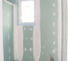 Salle de bain ou sera posé la baignoire sous la fenetre