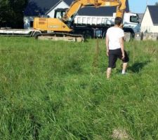 Arrivée de la pelle pour le terrassement . 
Et Oui ça commence !!!