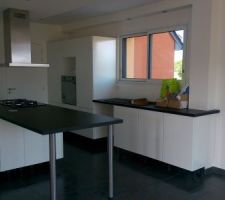 Cuisine blanc laqué plan de travail noir