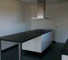 Cuisine blanc laqu&eacute; plan de travail noir