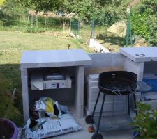 Suite du bbq. Un coté du plan de travail posé.