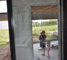 Visite de chantier en famille
petit jeux de transparence avec le galandage de la cuisine /SAM qui permet qui vision direct dans le salon