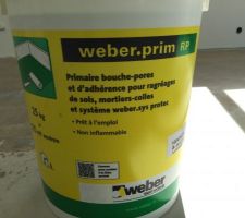 Primaire d'accrochage après ponçage de la chape anhydrite.