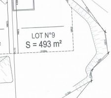 Notre choix se porte sur le lot numéro 9, d'une surface de 493m².

Il y a quelques contraintes sur ce terrain. la maison doit être mitoyenne, et la façade doit être collée a la rue au nord.
Autre contrainte, la surface constructible au nord entre les places de parking et le bors de la surface constructible est de 6.15m.