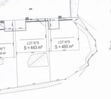 Notre choix se porte sur le lot num&eacute;ro 9, d'une surface de 493m&sup2;.

Il y a quelques contraintes sur ce terrain. la maison doit &ecirc;tre mitoyenne, et la fa&ccedil;ade doit &ecirc;tre coll&eacute;e a la rue au nord.
Autre contrainte, la surface constructible au nord entre les places de parking et le bors de la surface constructible est de 6.15m.