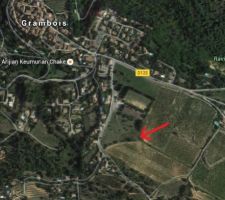 Situation du terrain par rapport au village