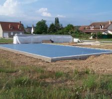 Le chantier en vue générale, après une journée de montage.