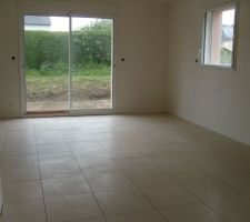 Carrelage en cours dans le s&eacute;jour