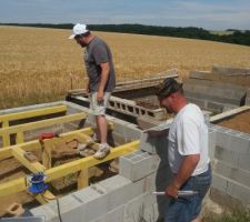 En pleine fabrication de plancher ppur la maison de jardin :)