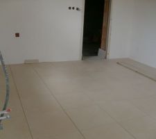 Carrelage en cours dans la cuisine vue du bar