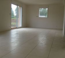 Vue du salon sur le s&eacute;jour en cours de carrelage