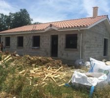 26/06 Nos tuiles rouge vieillis sont posées, débords de toit PVC, chéneaux