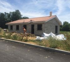26/06 Nos tuiles rouge vieillis sont posées, débords de toit PVC, chéneaux