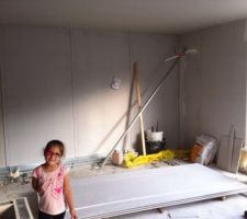Le coin salon (et ma fille!!lol) trop fiere de sa futur maison