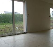 Carrelage en cours devant les baies