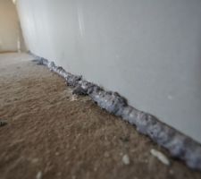 Mousse d'etancheité au bas des plaques