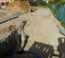 Raccordement et positionnement du compteur d'eau avant rebouchage