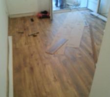 Parquet en cours de pose dans la chambre du bas