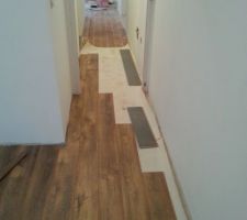 Parquet en cours de pose dans la chambre et couloir du bas