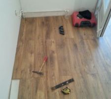 Parquet en cours de pose dans la chambre et couloir du bas