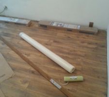 Parquet en cours de pose dans la chambre et couloir du bas