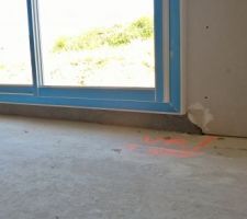 Mise en place des placos autours de la baie vitrée.