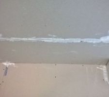 Jonctions des plaques du plafond.