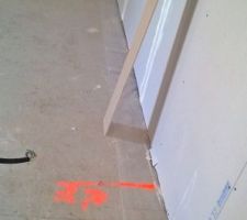 Petit éclat du placo sans gravité puisqu'il reste la chape à couler.