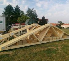 La charpente est arriv&eacute;e. Faut pas trainer avant les cong&eacute;s d'&eacute;t&eacute; !