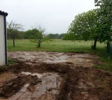 Terrassement de la terrasse nord sous la flotte!