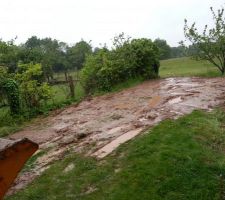 L'état du terrain. Ce que vous ne voyez pas c'est tous les gravas qui sont cachés sous la boue