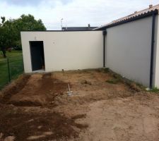 Terrasse nord, rebouchage de la tranché du milieu pour en refaire une en mitoyenneté.