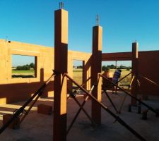 Vue des 3 poteaux intérieur qui soutiendront l'étage
Au fond la baie vitrée